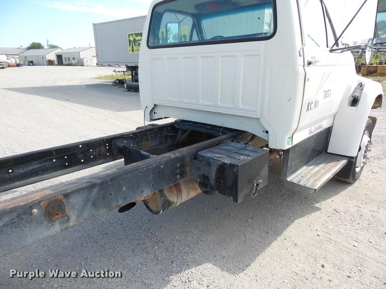 image for item DD1561 1998 Ford F800 truck cab and chassis