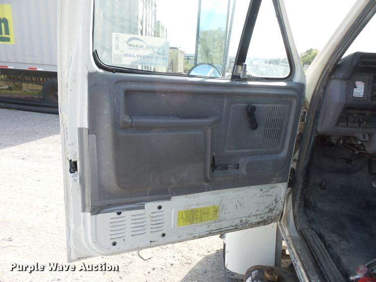 image for item DD1561 1998 Ford F800 truck cab and chassis