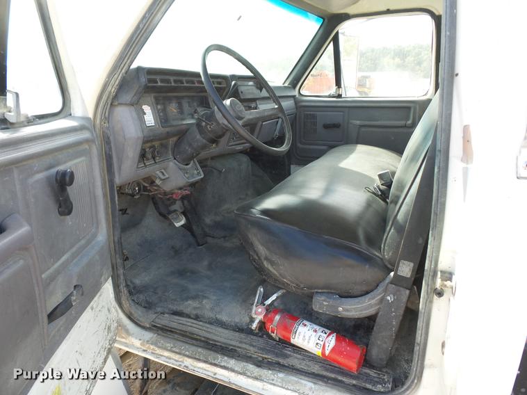 image for item DD1561 1998 Ford F800 truck cab and chassis