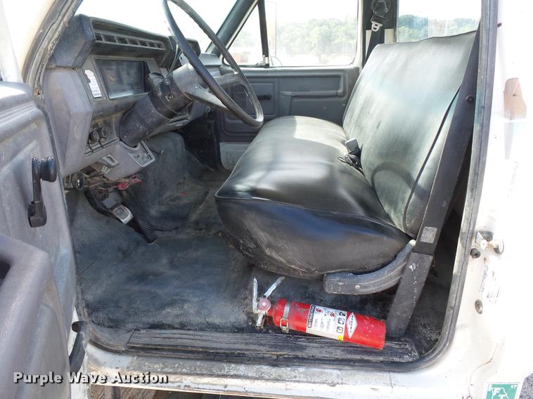 image for item DD1561 1998 Ford F800 truck cab and chassis