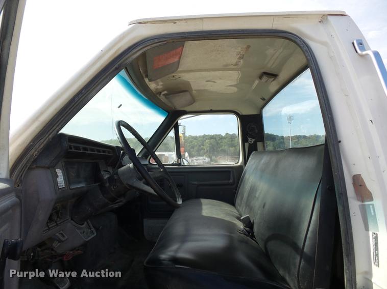 image for item DD1561 1998 Ford F800 truck cab and chassis