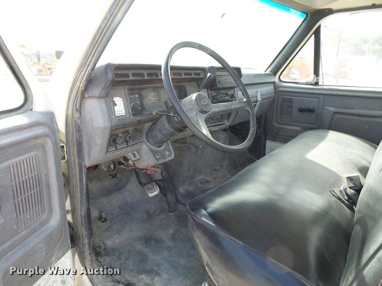 image for item DD1561 1998 Ford F800 truck cab and chassis