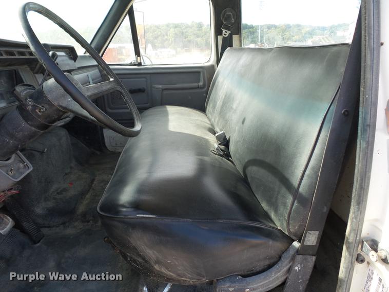 image for item DD1561 1998 Ford F800 truck cab and chassis