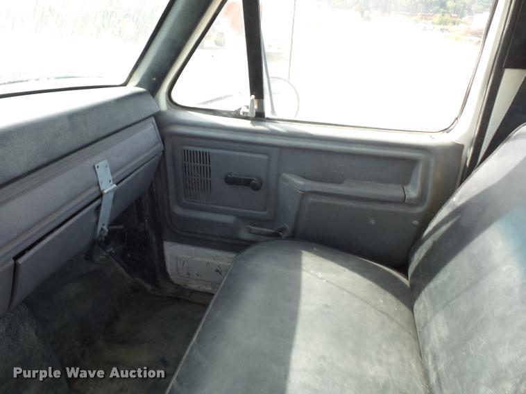 image for item DD1561 1998 Ford F800 truck cab and chassis