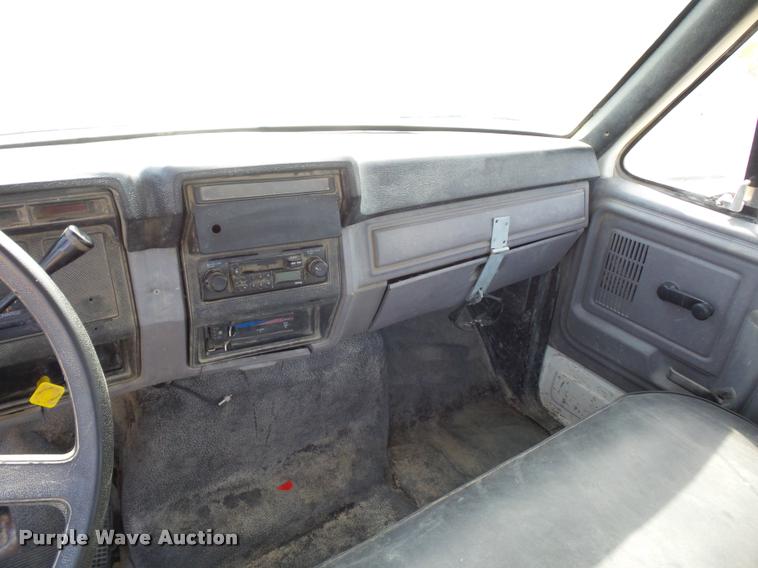 image for item DD1561 1998 Ford F800 truck cab and chassis