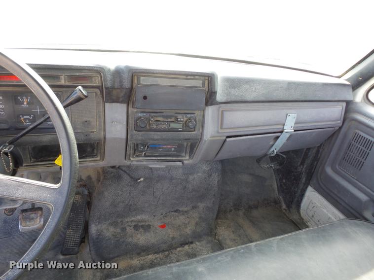 image for item DD1561 1998 Ford F800 truck cab and chassis