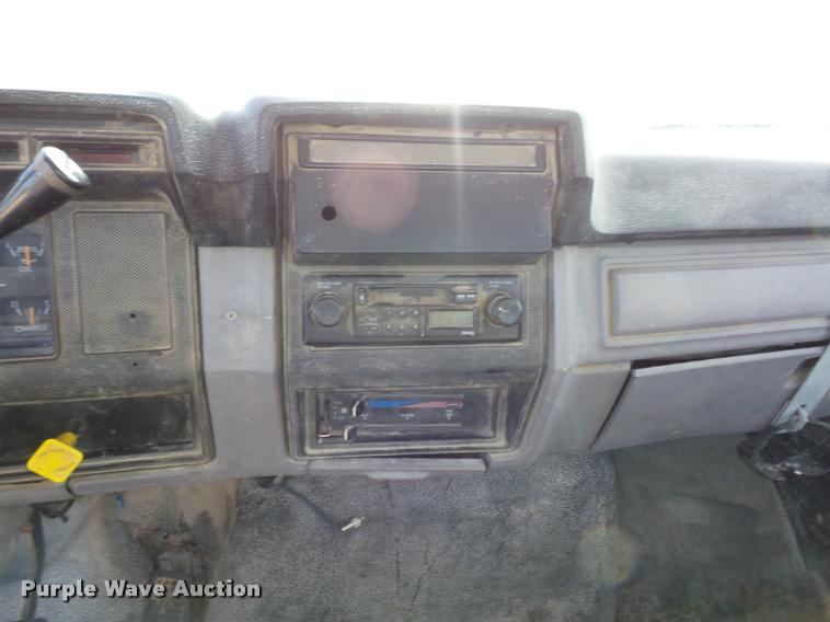 image for item DD1561 1998 Ford F800 truck cab and chassis