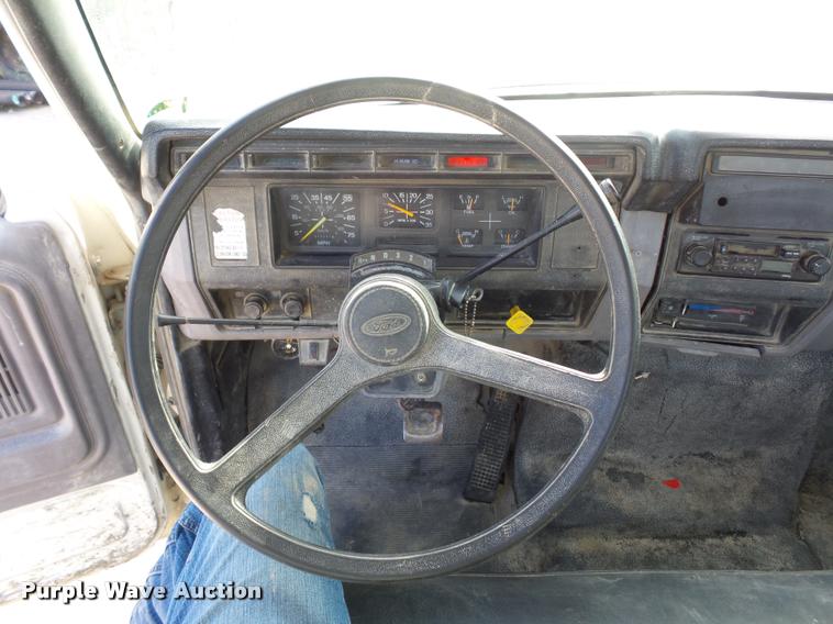 image for item DD1561 1998 Ford F800 truck cab and chassis