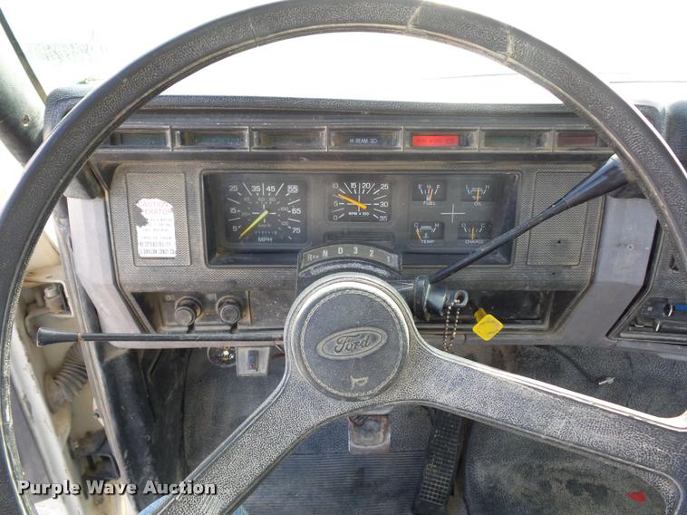 image for item DD1561 1998 Ford F800 truck cab and chassis