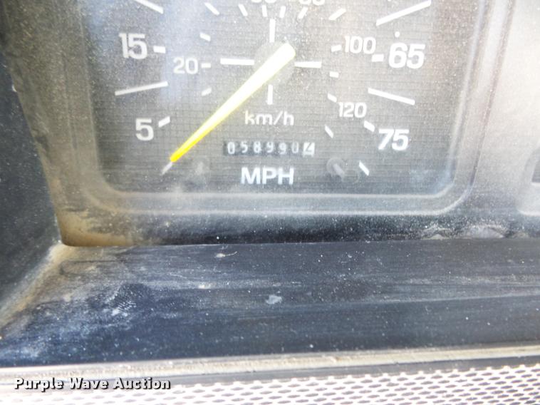 image for item DD1561 1998 Ford F800 truck cab and chassis