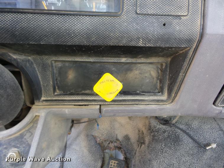 image for item DD1561 1998 Ford F800 truck cab and chassis