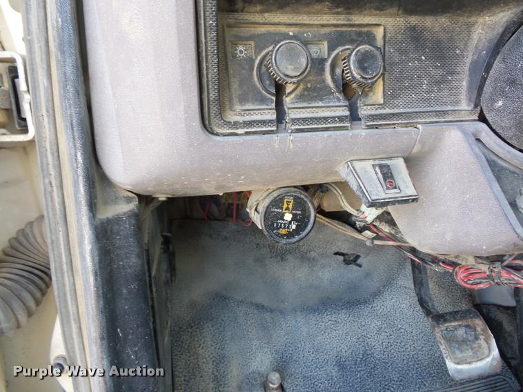 image for item DD1561 1998 Ford F800 truck cab and chassis