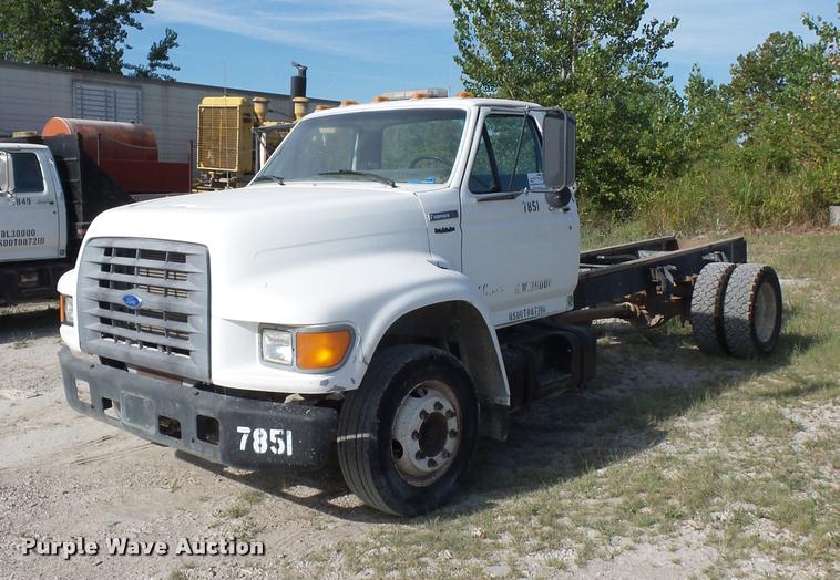 image for item DD1562 1997 Ford F800 truck cab and chassis