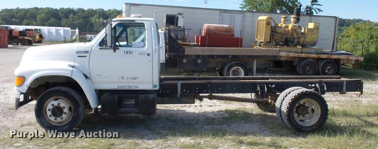 image for item DD1562 1997 Ford F800 truck cab and chassis