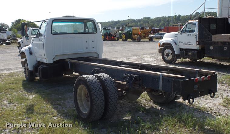 image for item DD1562 1997 Ford F800 truck cab and chassis