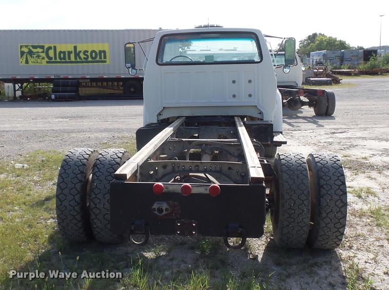 image for item DD1562 1997 Ford F800 truck cab and chassis