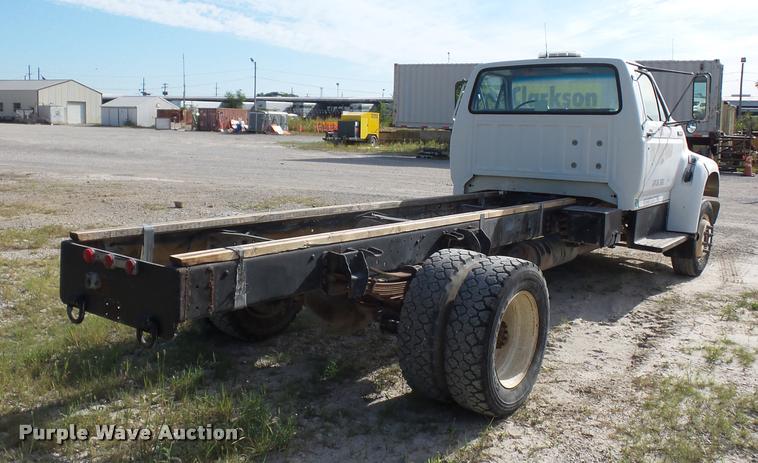 image for item DD1562 1997 Ford F800 truck cab and chassis