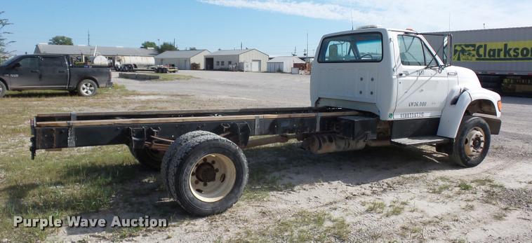 image for item DD1562 1997 Ford F800 truck cab and chassis