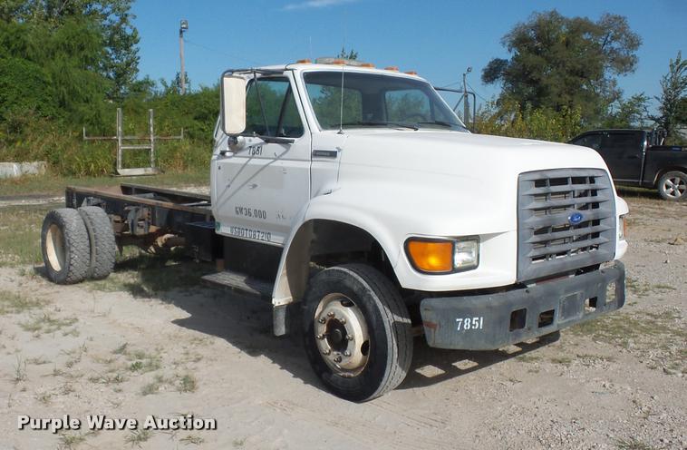 image for item DD1562 1997 Ford F800 truck cab and chassis