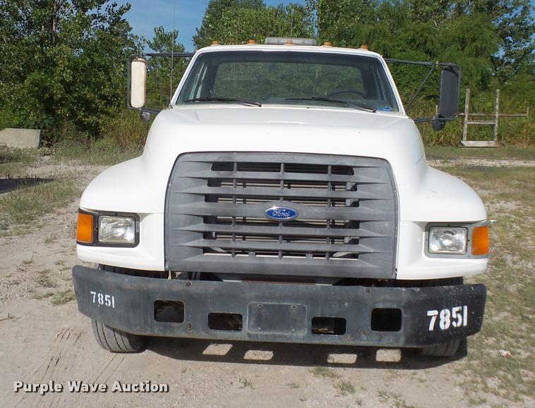 image for item DD1562 1997 Ford F800 truck cab and chassis