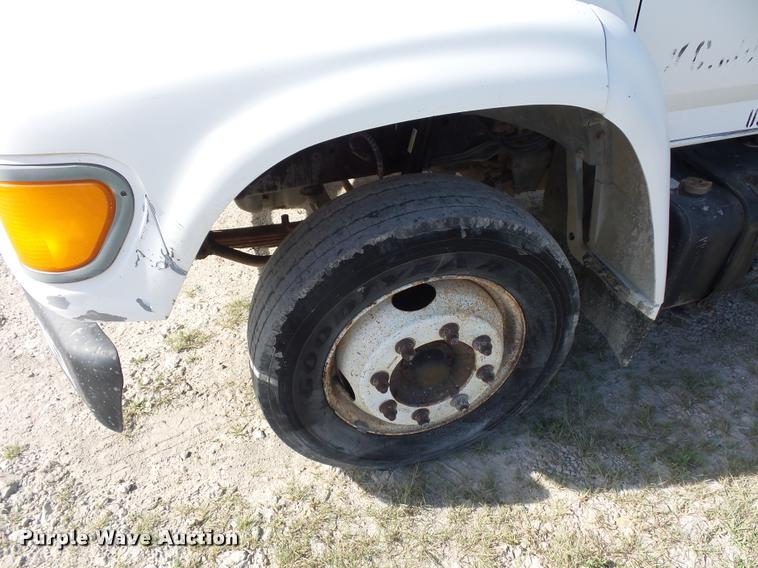 image for item DD1562 1997 Ford F800 truck cab and chassis