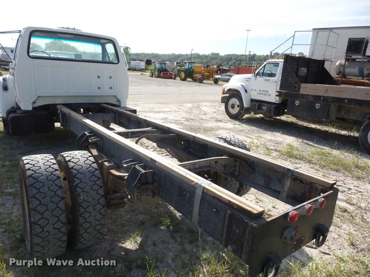 image for item DD1562 1997 Ford F800 truck cab and chassis