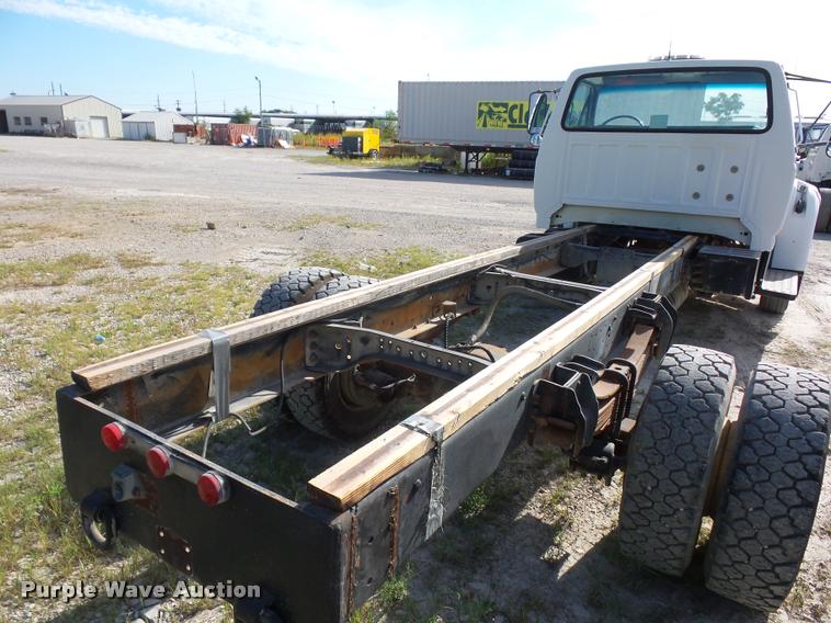 image for item DD1562 1997 Ford F800 truck cab and chassis