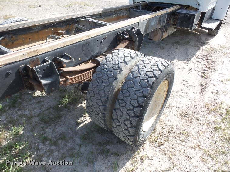 image for item DD1562 1997 Ford F800 truck cab and chassis