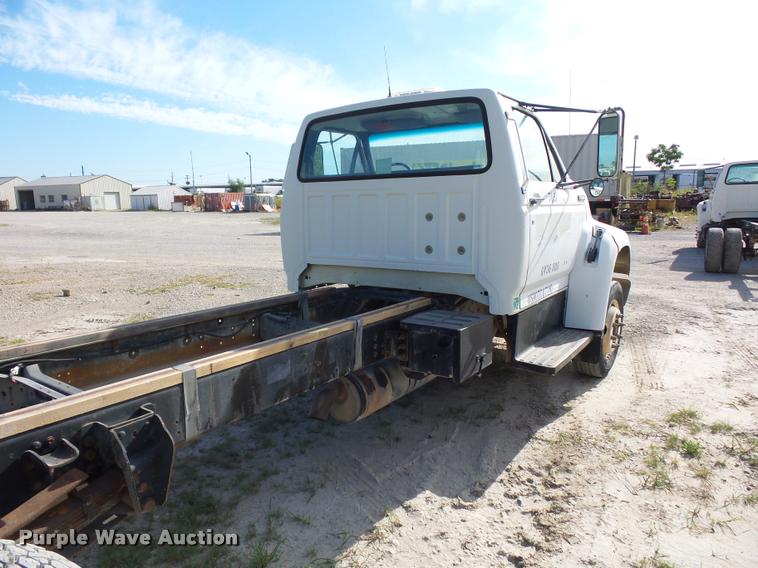 image for item DD1562 1997 Ford F800 truck cab and chassis