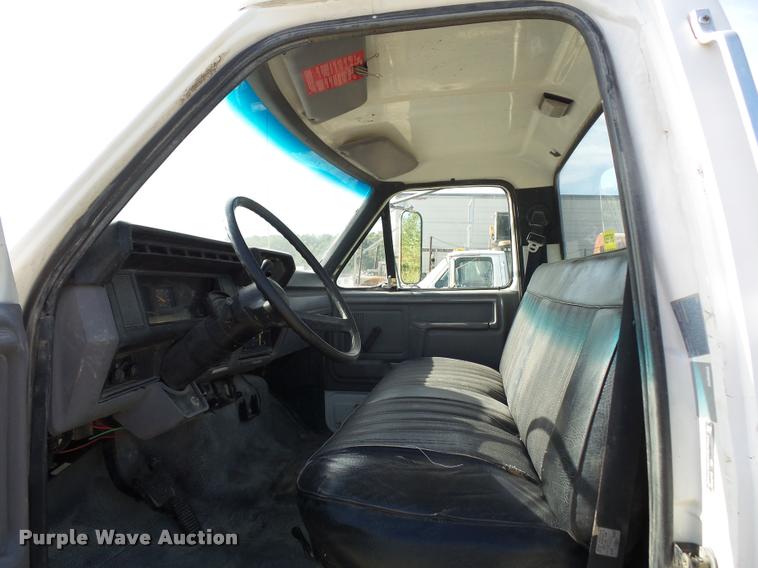 image for item DD1562 1997 Ford F800 truck cab and chassis