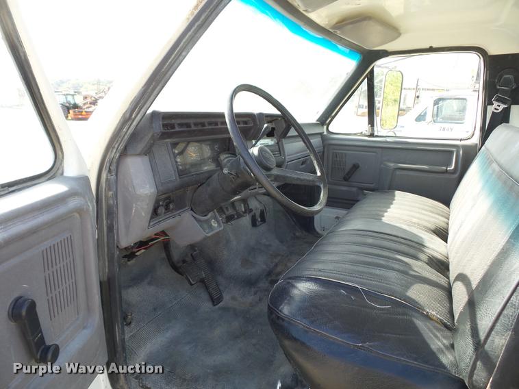 image for item DD1562 1997 Ford F800 truck cab and chassis