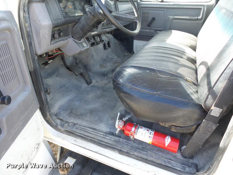 image for item DD1562 1997 Ford F800 truck cab and chassis