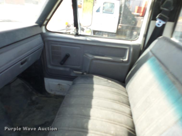 image for item DD1562 1997 Ford F800 truck cab and chassis