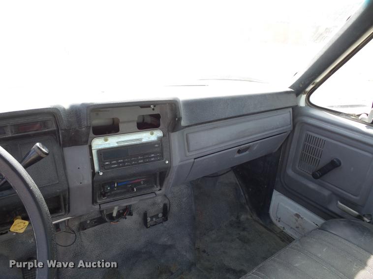 image for item DD1562 1997 Ford F800 truck cab and chassis