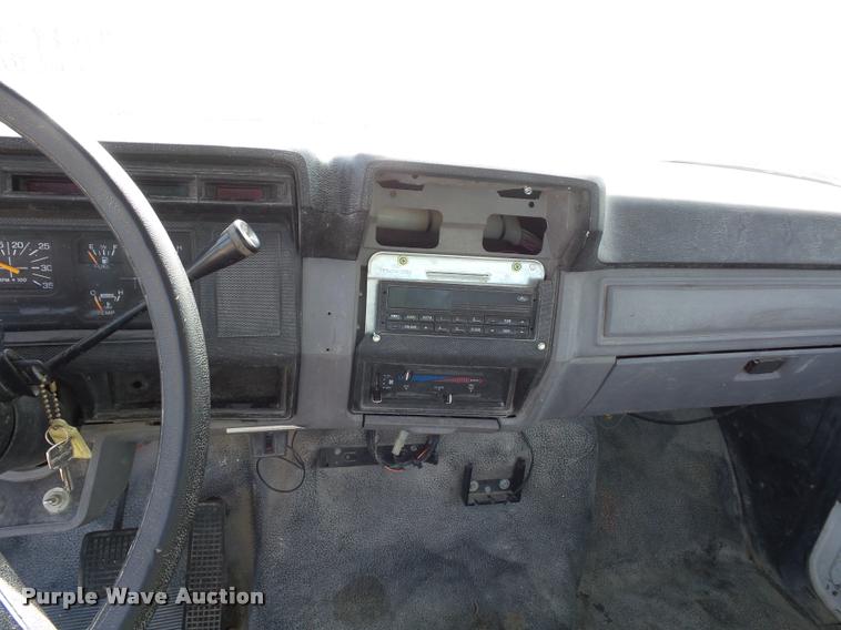 image for item DD1562 1997 Ford F800 truck cab and chassis
