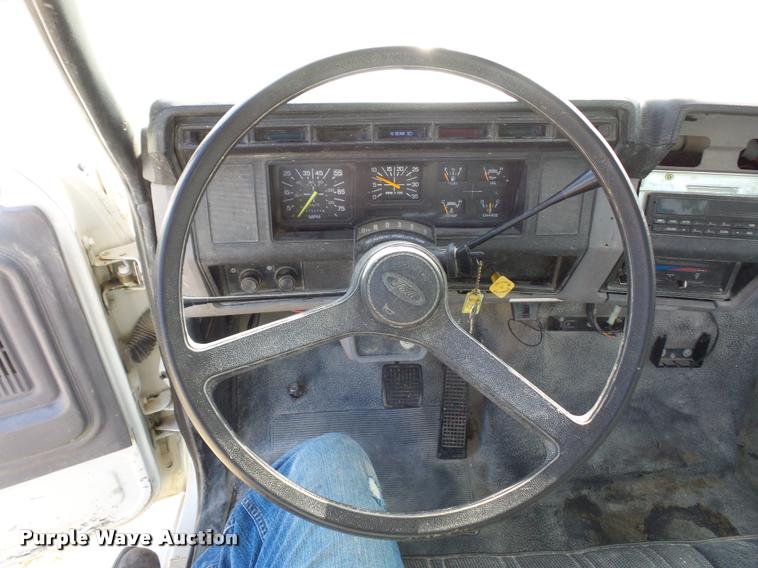 image for item DD1562 1997 Ford F800 truck cab and chassis