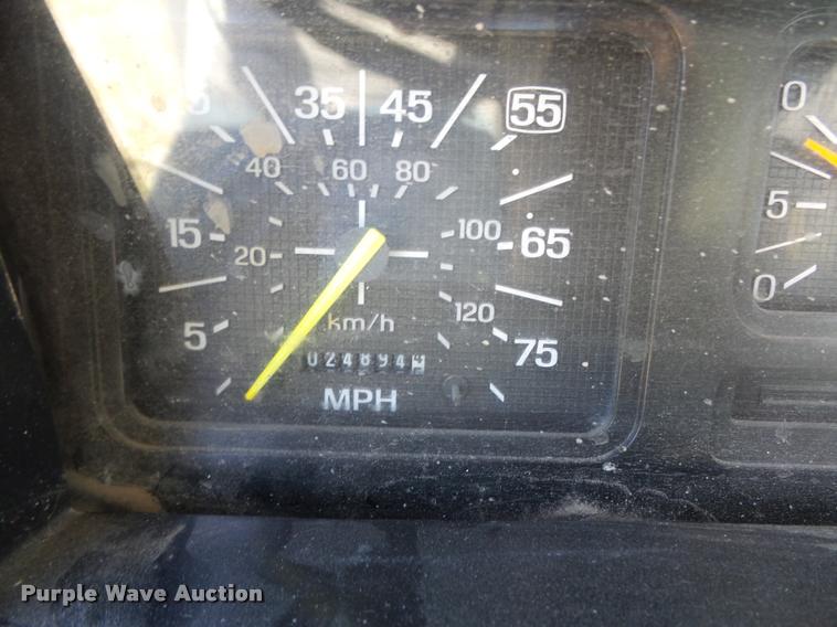 image for item DD1562 1997 Ford F800 truck cab and chassis