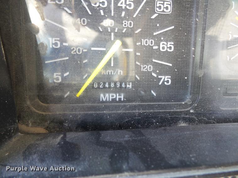 image for item DD1562 1997 Ford F800 truck cab and chassis