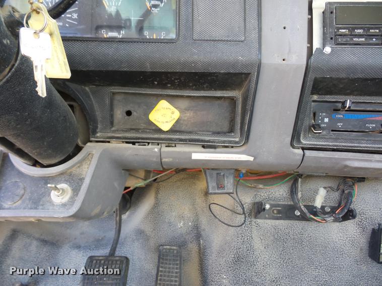 image for item DD1562 1997 Ford F800 truck cab and chassis