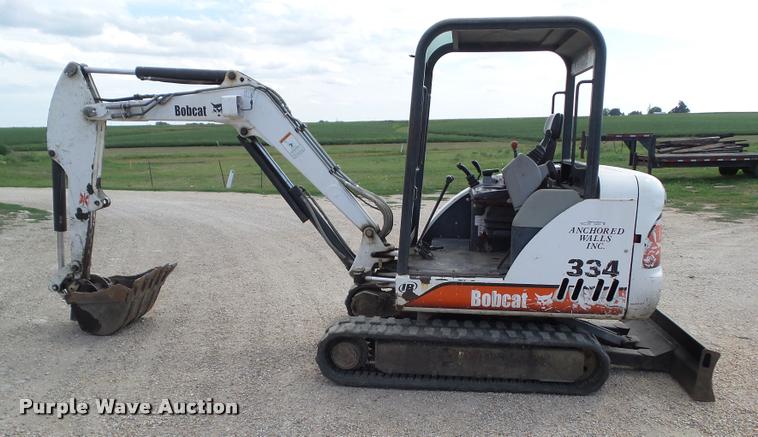image for item DH9372 2002 Bobcat 334D compact excavator