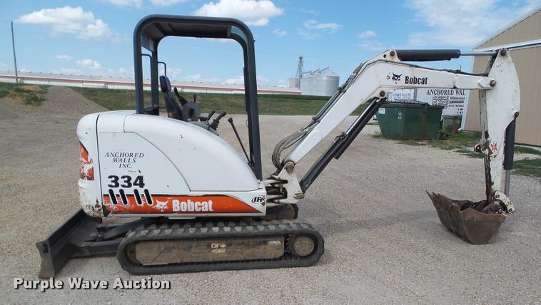 image for item DH9372 2002 Bobcat 334D compact excavator