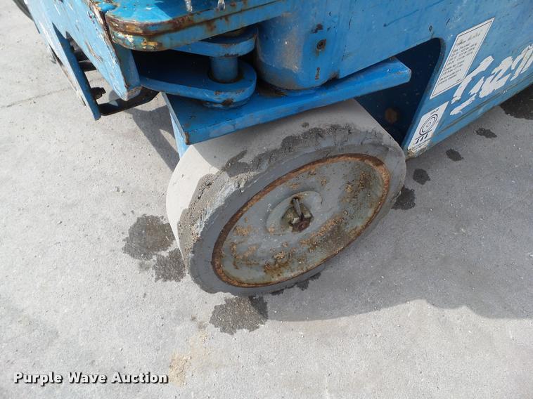 image for item DH9398 2007 Genie GR20 boom lift