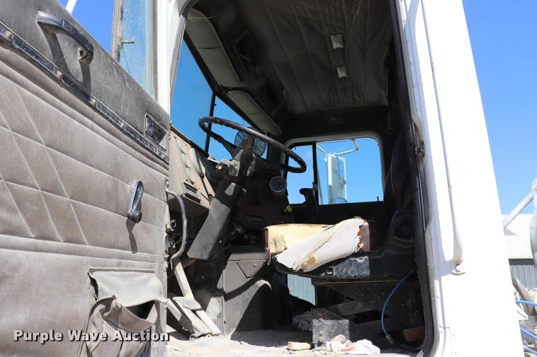 image for item DQ9314 1996 International Paystar 5000 ready mix truck