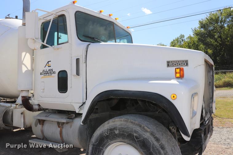 image for item DQ9314 1996 International Paystar 5000 ready mix truck