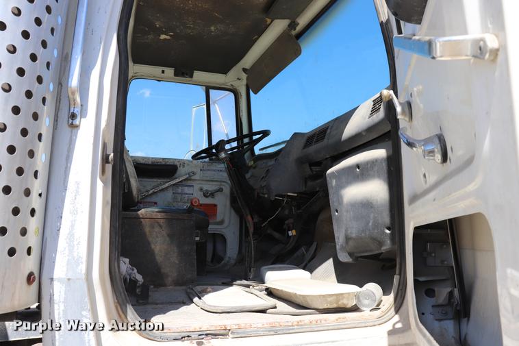 image for item DQ9315 1995 Ford LT8000 ready mix truck