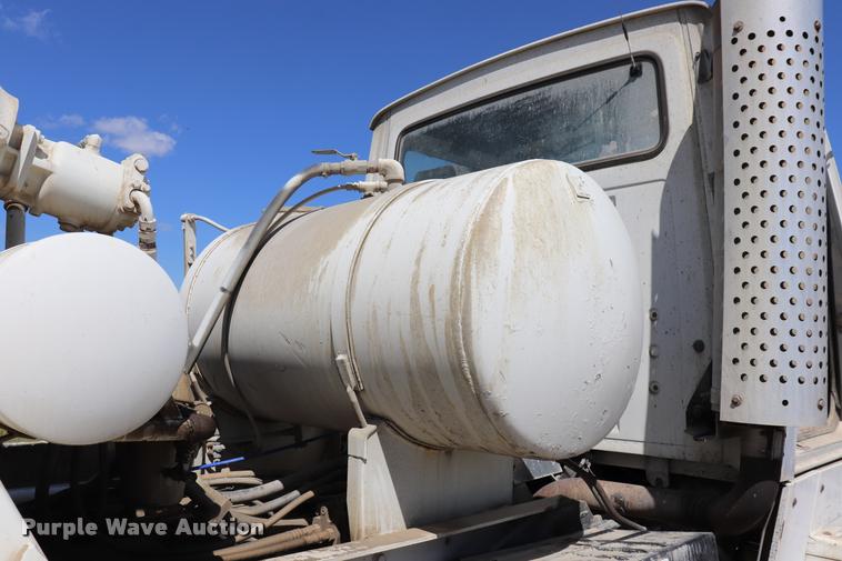 image for item DQ9315 1995 Ford LT8000 ready mix truck