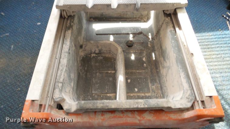 image for item DT9092 Husqvarna MS360 wet/dry tile saw