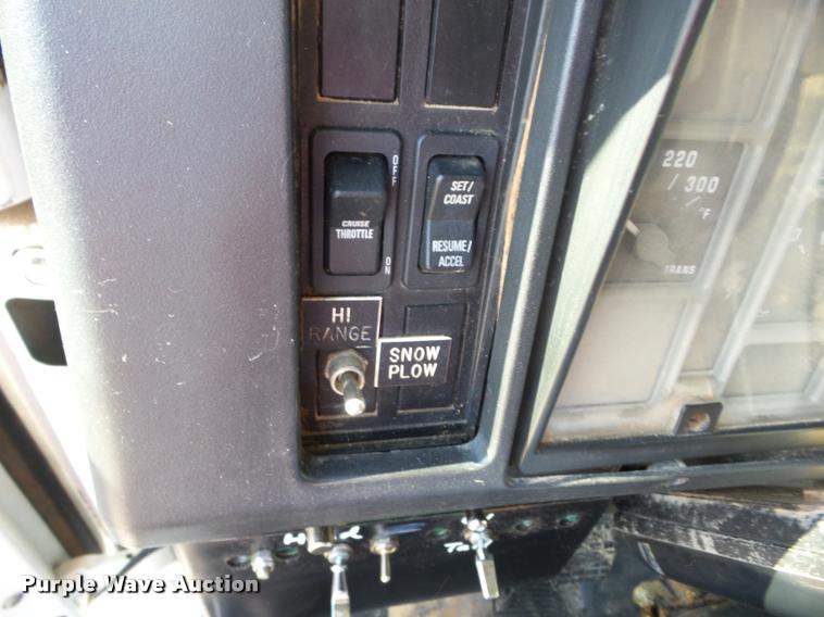 image for item J8603 2000 International 2554 dump truck