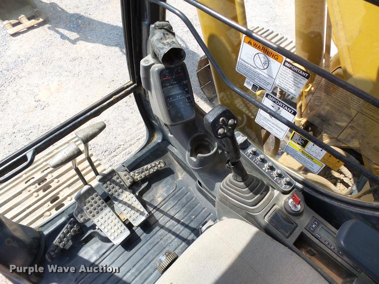 image for item L1925 2006 John Deere 200C LC excavator