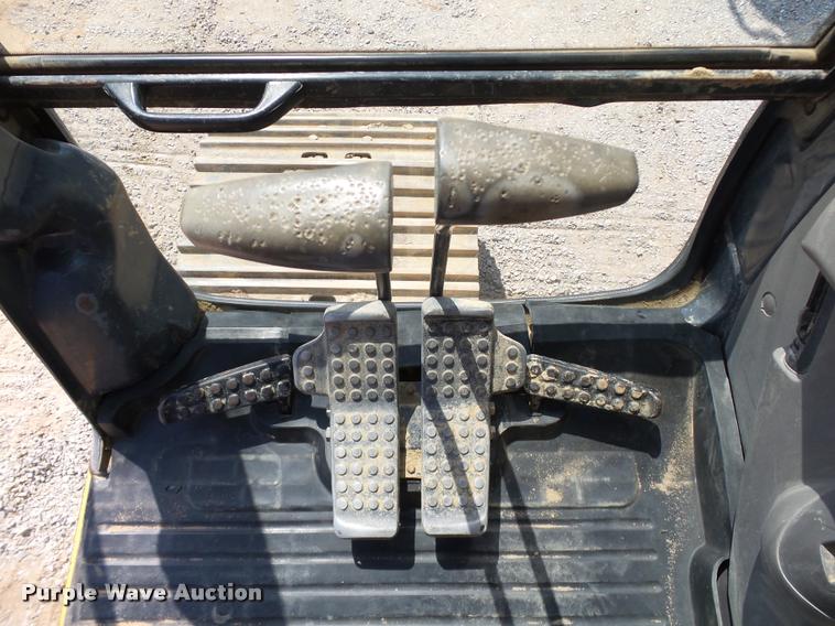 image for item L1925 2006 John Deere 200C LC excavator